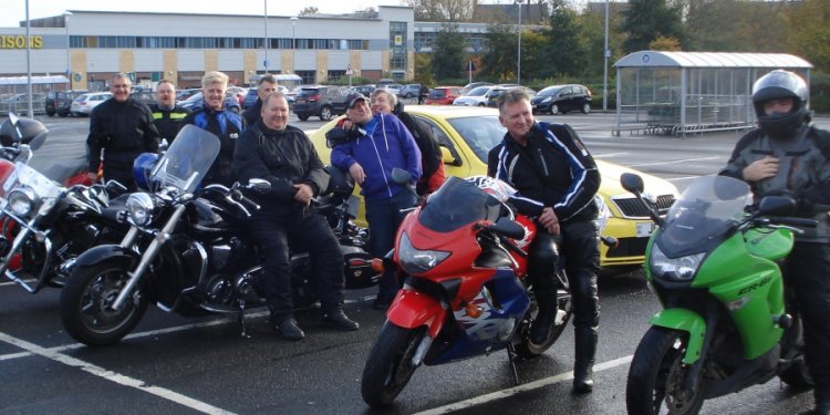 8 bikes and a yellow taxi